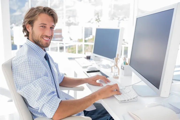 Designer souriant travaillant à son bureau