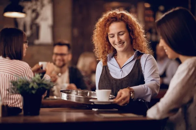 Bild einer Kellnerin, die in einem Café arbeitet, als Beispiel für einen Midi-Job im Gastgewerbe