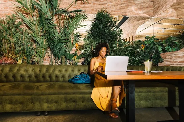 Arbeitsplatz im Café mit Laptop für Remote Work - Remote Arbeiten ist ein Arbeitsmodell 