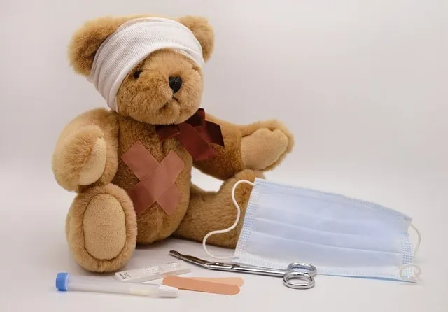 Elternteil mit Bescheinigung vom Kinderarzt im Büro 