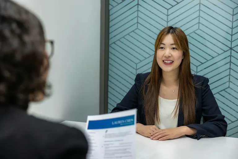 Werkgever tekent contract met nieuwe medewerker