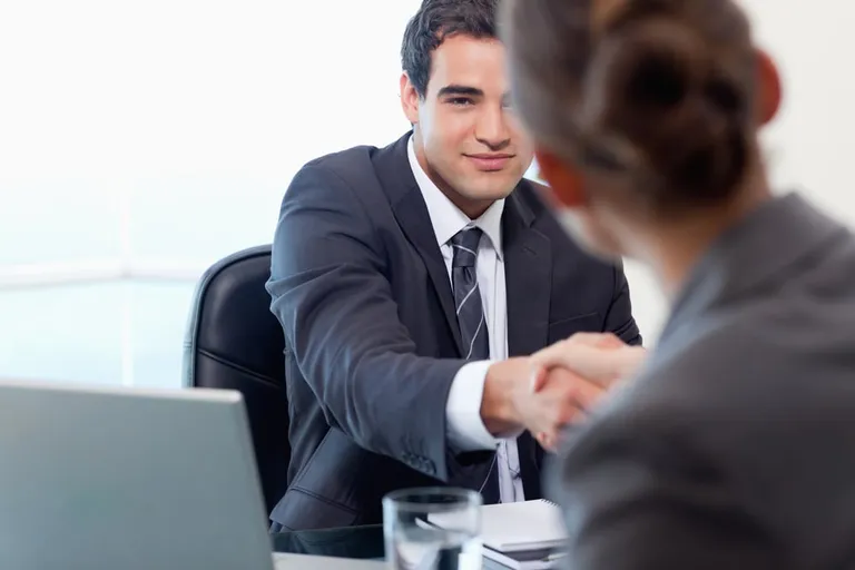 Manager interviewant une candidate au bureau
