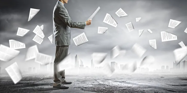 Un homme d’affaires examine un document avant de signer un contrat
