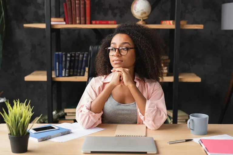 medewerker ontspant aan bureau na een remote werkdag