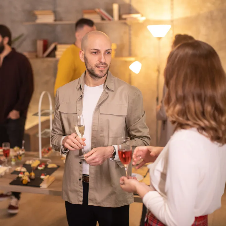 Collega's bespreken het opzeggen van het contract en toekomstplannen
