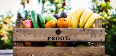 Bezorger van Froot werkt met Shiftbase