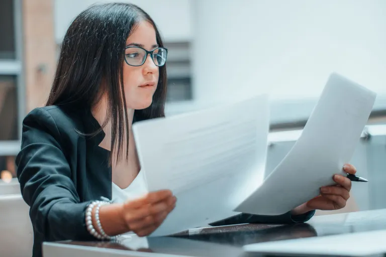 Jonge zakenvrouw aan het werk met laptop