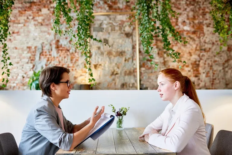 Entretien dans un café entre un candidat et un recruteur