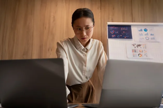 HR-Managerin analysiert Sollarbeitszeiten auf einem Laptop.