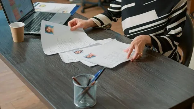 Recruiting Prozess: Ein Team analysiert Bewerbungsprozesse
