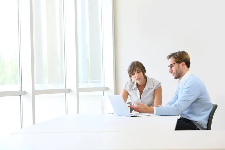 Arbeitgeber-und-Arbeitnehmerin-besprechen-Nebenbeschäftigung