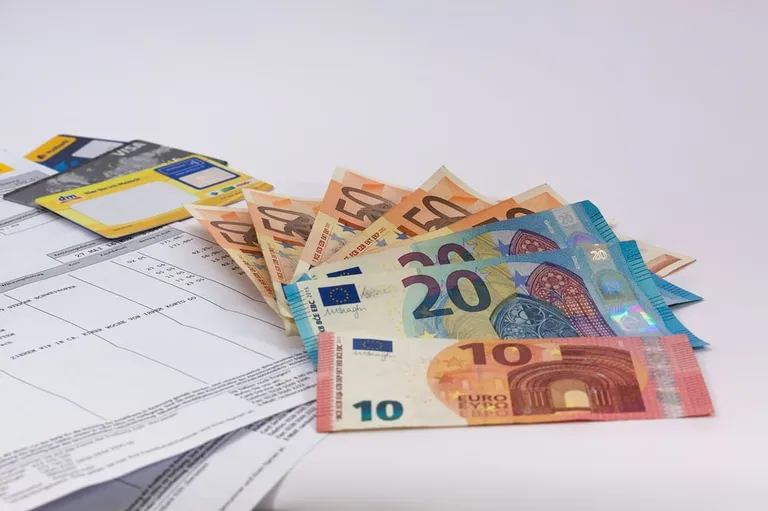 pièces et billets illustrant les indemnités de licenciement