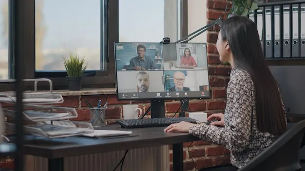 Teammeeting im hybriden Arbeitsmodell per Videocall - Arbeitsformen 