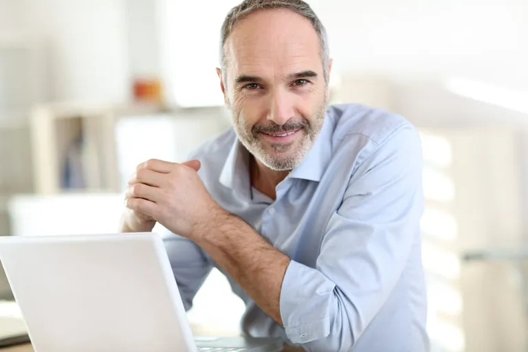 Dirigeant consultant ses obligations fiscales sur ordinateur