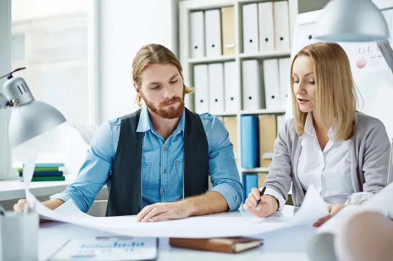 Collègues discutant de planning au bureau