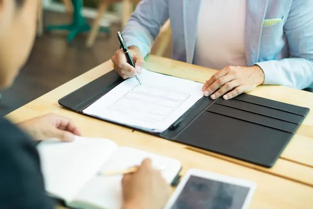 Form eines Arbeitsverhältnisses: Beschäftigten unterzeichnen einen Manteltarifvertrag als Rahmentarifvertrag – Grundlage für klare Regeln im Unternehmen