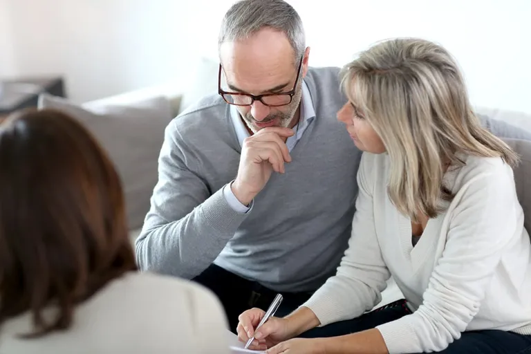 Conseil financier avec un couple de salariés