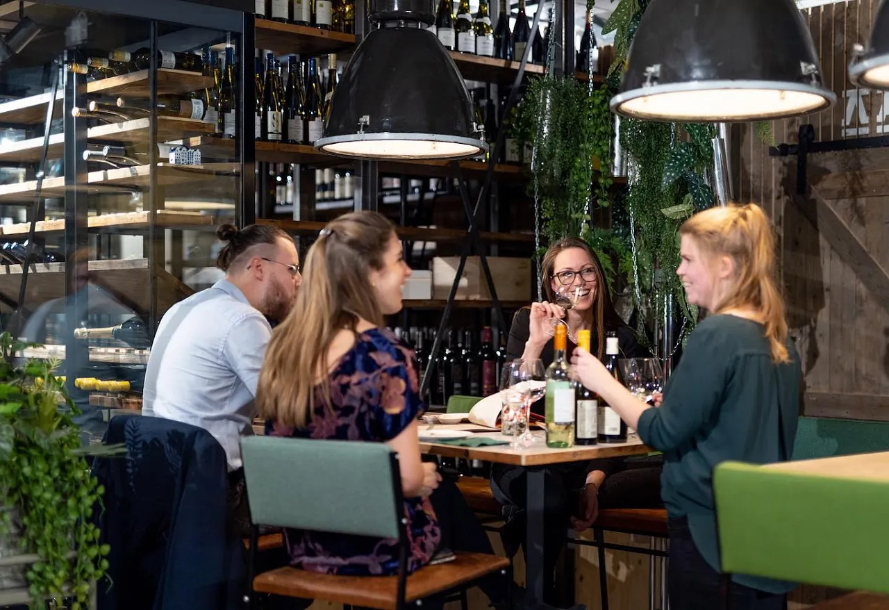 Aards Eetbar en Wijnwinkel