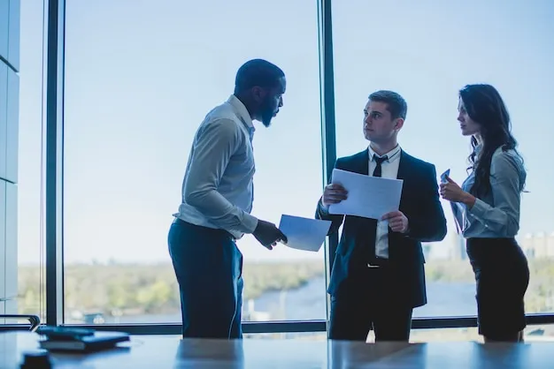 Büroangestellter diskutiert Lohnvorauszahlung mit Chef