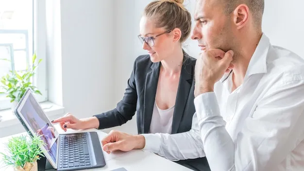 Foto von Mitarbeitern, die qualitative Personalplanungsdaten überprüfen.