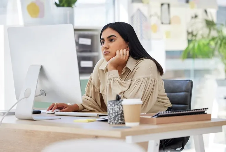Employé fatigué devant un ordinateur