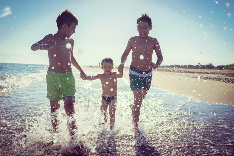Enfants jouant à la plage un jour férié