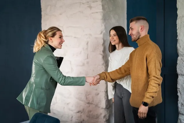 Arbeitnehmer: Foto eines Teams, das einen neuen Mitarbeiter willkommen heißt.