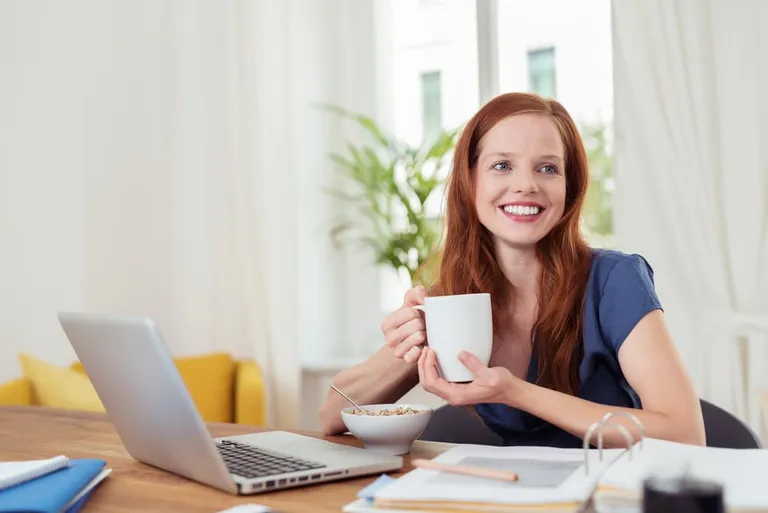 Une femme heureuse au travail parce qu'elle est heureuse avec son employeur