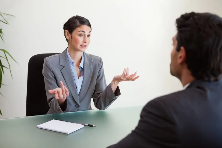 Une manager reçoit un salarié en entretien dans son bureau