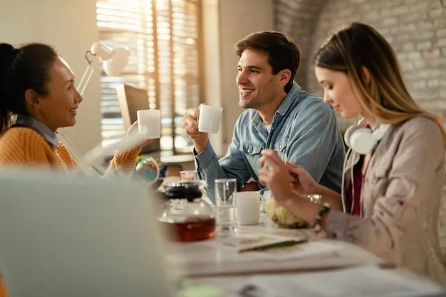 Mitarbeiter genießen gemeinsames Mittagessen – Work-Life-Balance im Alltag.
