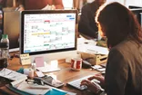 Responsable planning devant le planning de la semaine dans Shiftbase