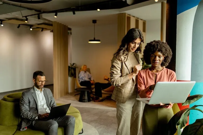 Mitarbeiter im Büro, die auf Honorarbasis arbeiten, Auftraggeber-Jobs