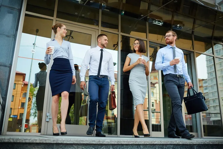Employés quittant le bureau
