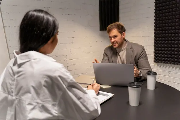 Mitarbeiter bespricht Langzeitkrankheitsfall mit dem HR-Team.