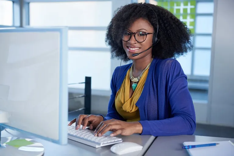 Téléconseillère souriante au casque