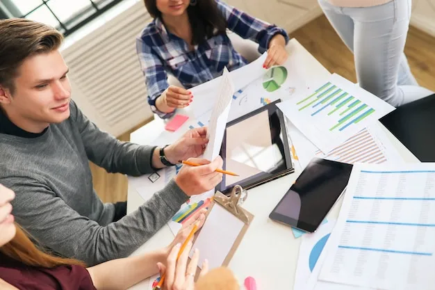 Team bei Besprechung über Prämienlohn-Strategien