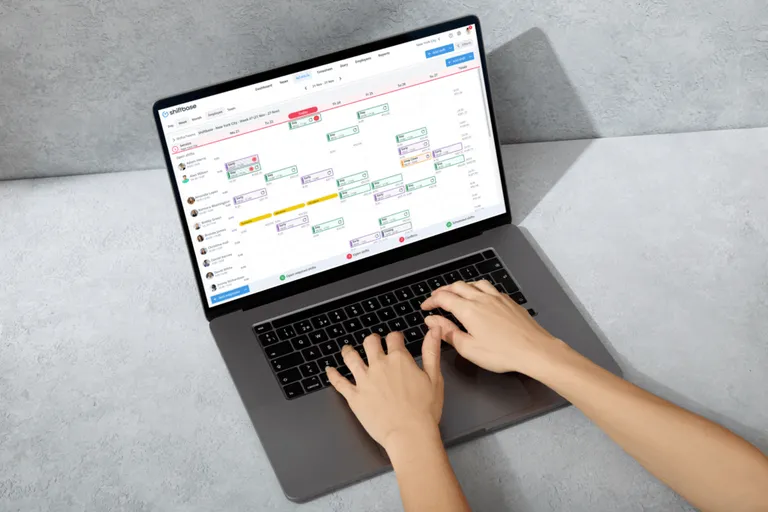 Employé utilisant Shiftbase sur ordinateur portable