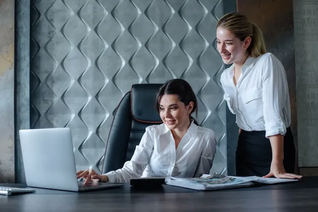 Eine junge Angestellte erhält von einem Personalmanager ihre Gehaltsabrechnung und eine Zusammenfassung des Nettoeinkommens, sie reagiert erfreut in einem gut beleuchteten Unternehmensbüro