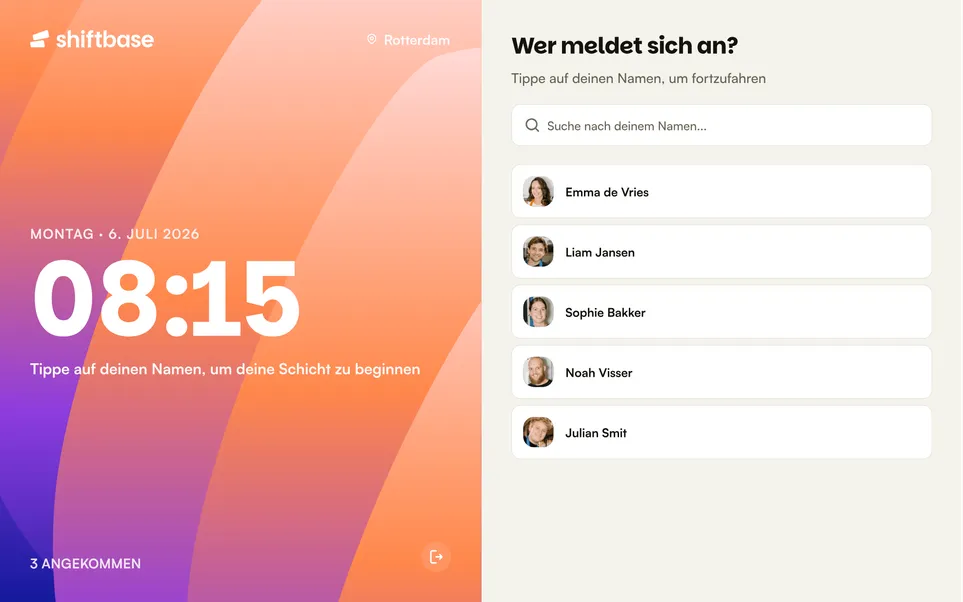 Ein Tablet an der Tür als Stechuhr: links die Uhrzeit, rechts die Namensliste zum Antippen