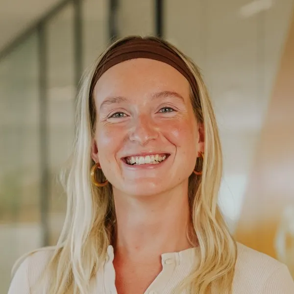 Frauke, Team Lead Customer Success DACH bei Shiftbase, präsentiert die Akademie-Kurse