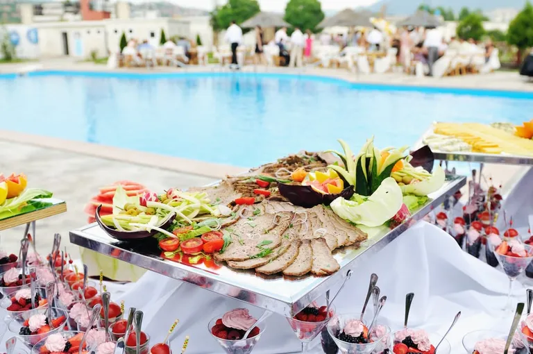 Buffet extérieur dans un restaurant; illustration d'emploi saisonnier en restauration.