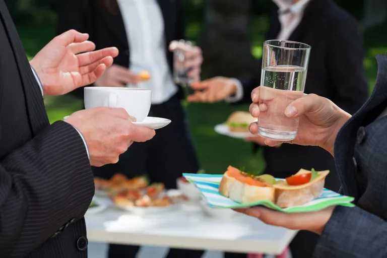 Des collègues en réunion autour d’un buffet