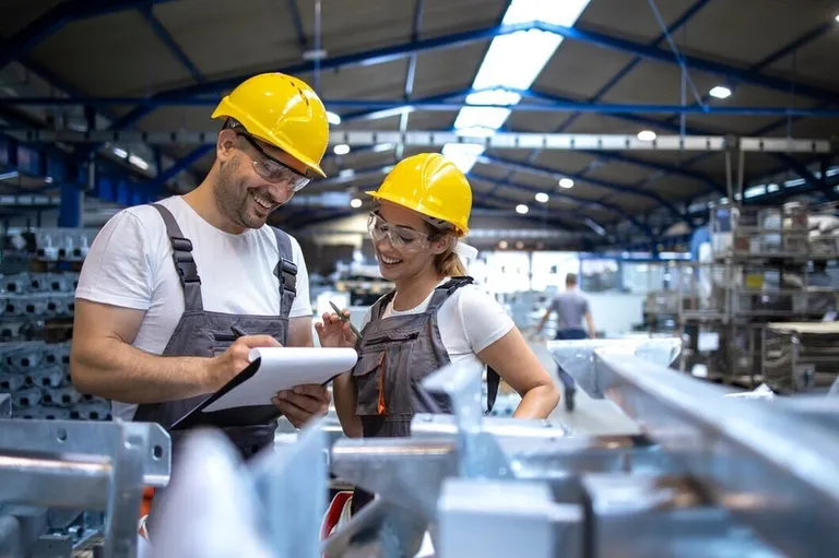 Bild eines Arbeitsplatzes während der Frühschicht