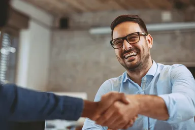 Kooperation mit Facharzt-Sofort GmbH ermöglicht Integration des KI-Telefonassistenten MediVoice in MEDICAL OFFICE
