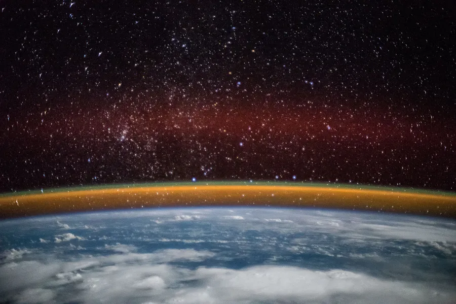 Sterrenhemel en atmosfeergloed boven de aarde, gezien vanuit het ruimtestation ISS