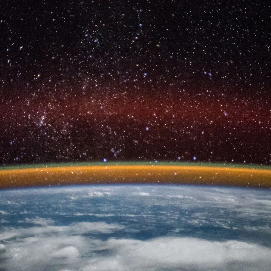 Sterrenhemel en atmosfeergloed boven de aarde, gezien vanuit het ruimtestation ISS