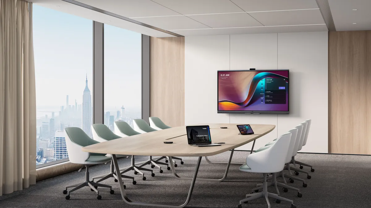 Yealink MeetingBoard Pro i et moderne mødelokale