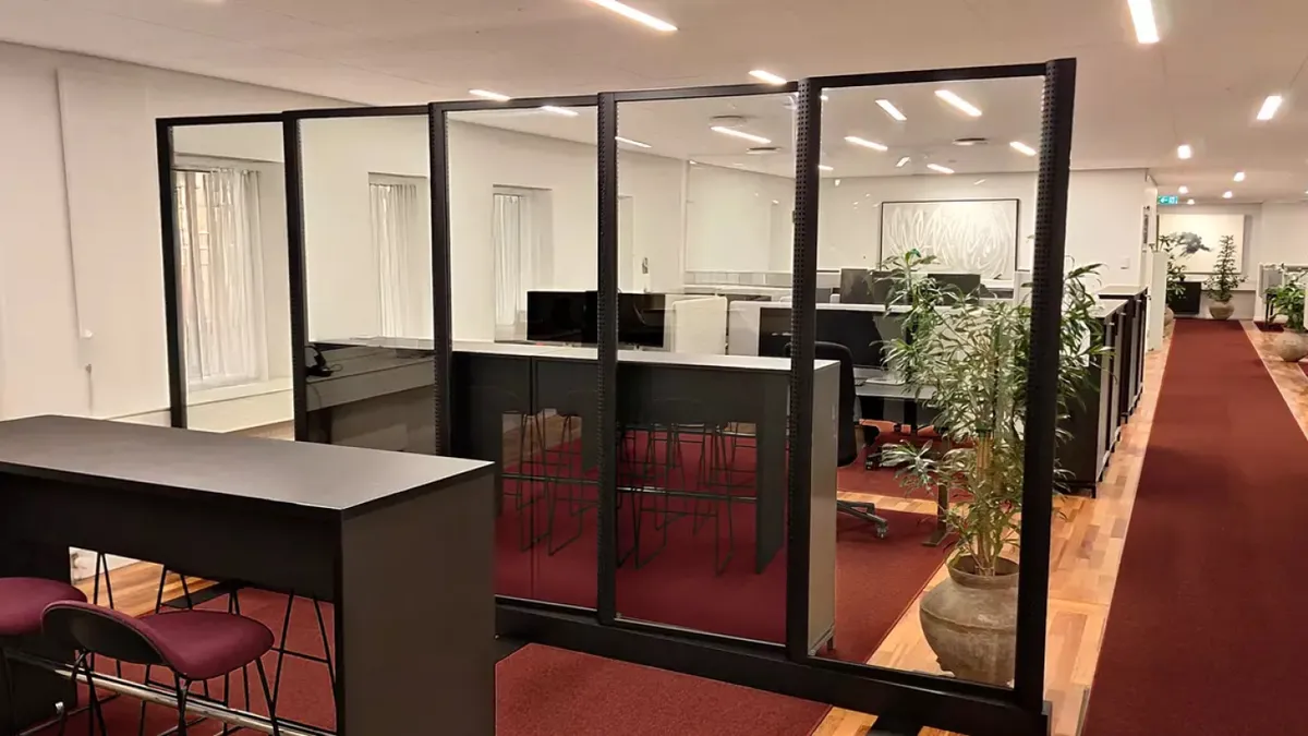 Acourise glasvæg fra Tonax der opdeler et åbent kontormiljø