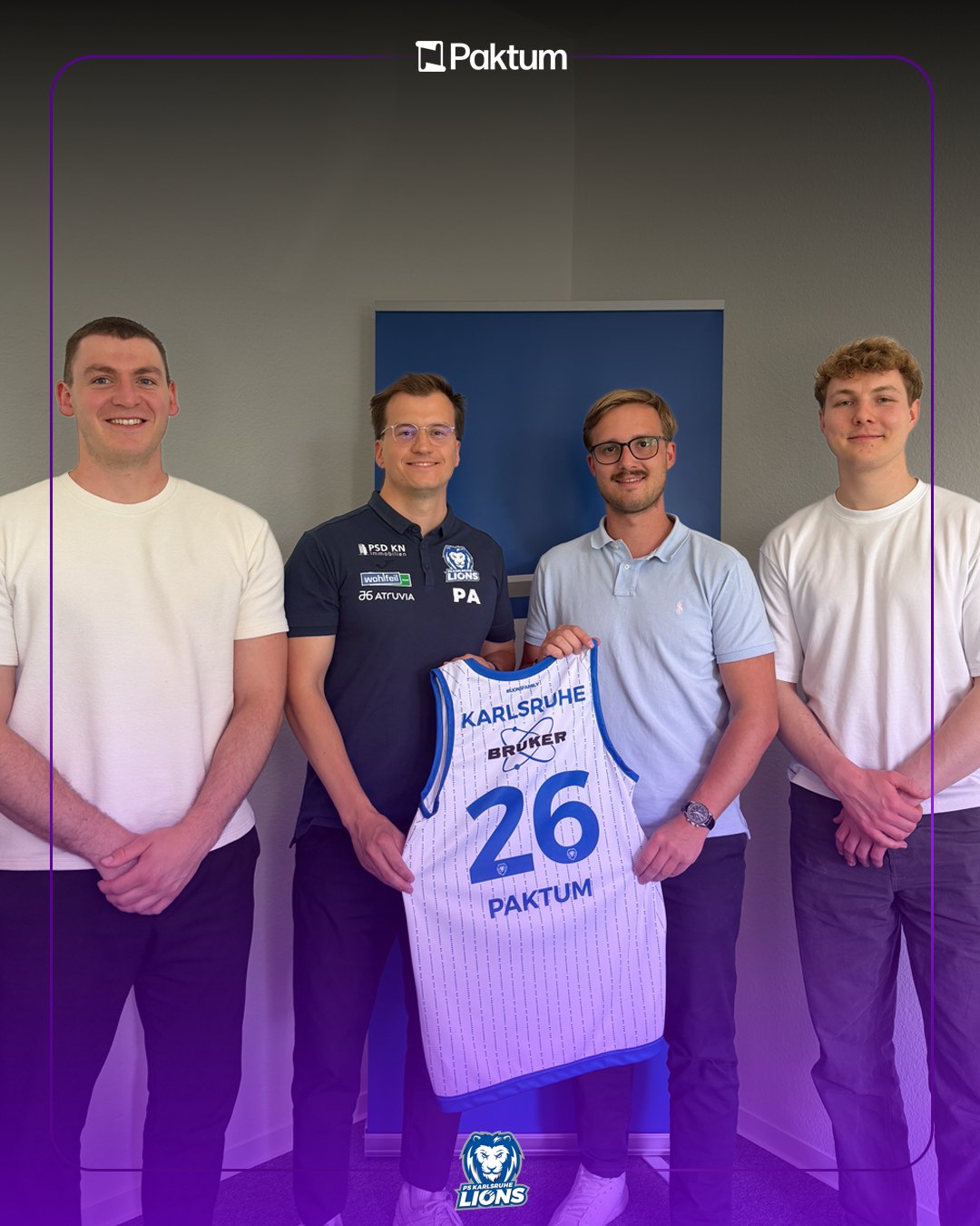 Trikotübergabe mit den PS Karlsruhe LIONS: Vertreter des Clubs und von Paktum mit einem Trikot