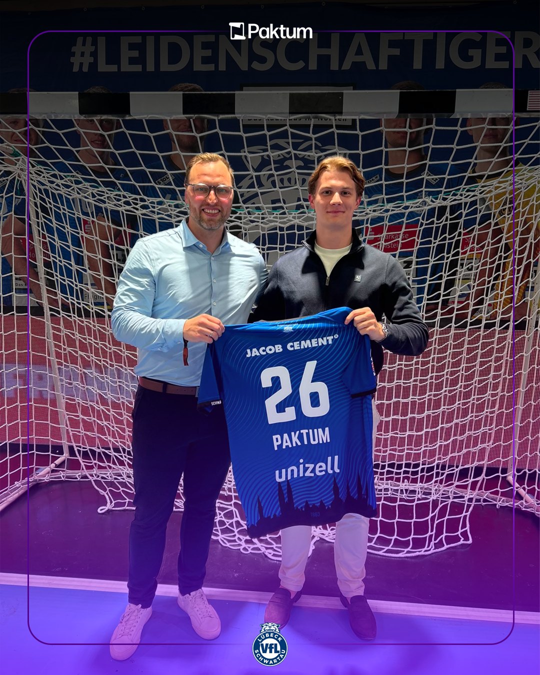Trikotübergabe beim VfL Lübeck-Schwartau: Vertreter des Clubs und von Paktum mit einem VfL Trikot mit der Nummer 26 und dem Schriftzug Paktum vor einem Handballtor